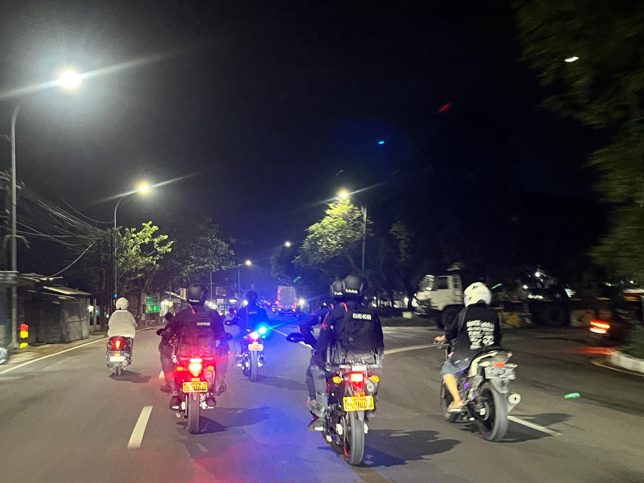 Brimob Amankan Lokasi Anjloknya Kereta Purwojaya di Bekasi