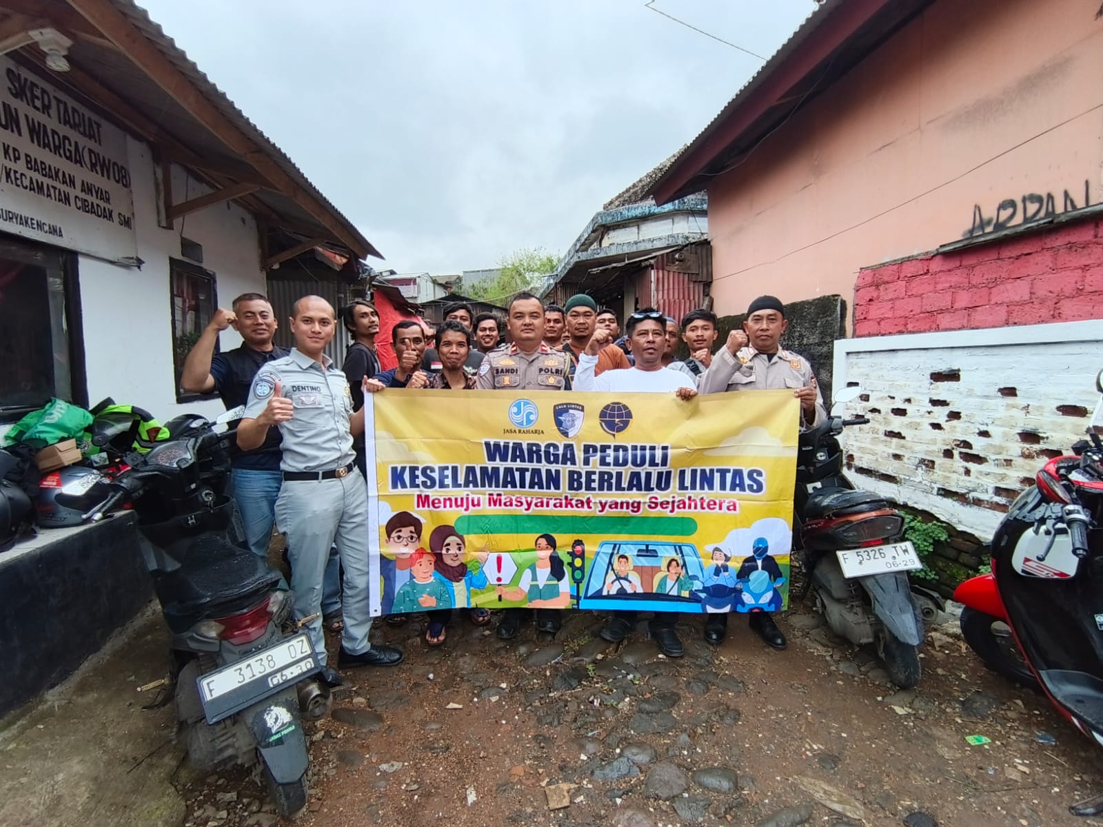 Kantor Sekretariat RW08  Pokdarkamtibmas Kelurahan Cibadak Sukabumi. Gelar Pelatihan PPGD Bersama Komunitas Ojol