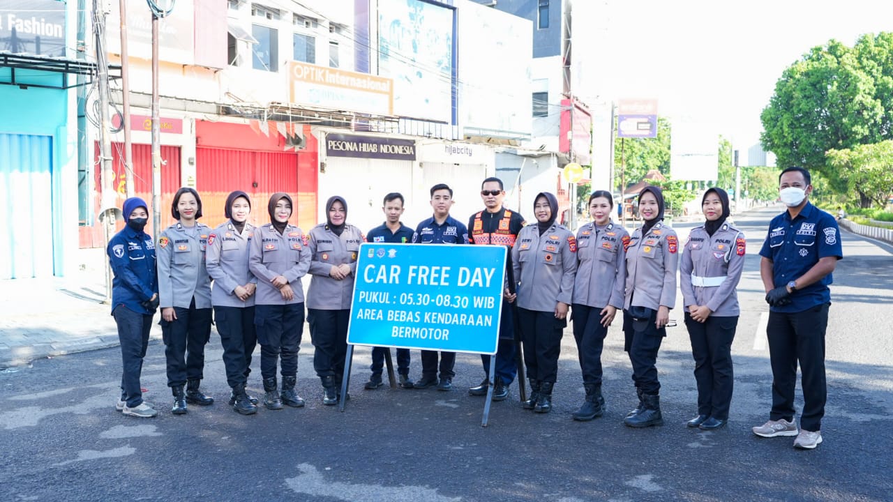 Mewujudkan Polri Yang Prediktif, Responsibilitas, Polwan jajaran Polres Karawang gelar Patroli Dialogis di area Car Free Day Kab. Karawang.