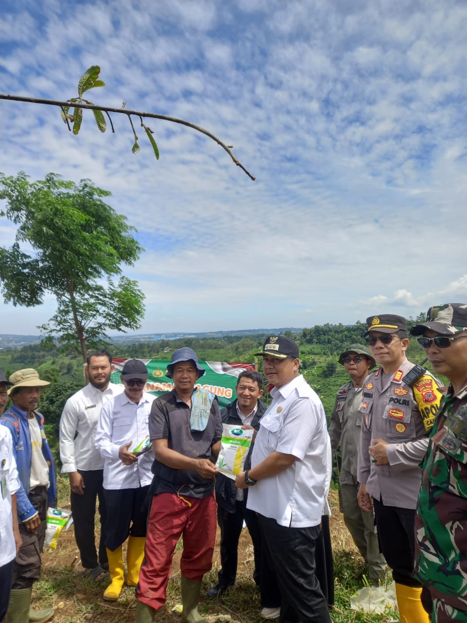 Polsek Caringin Polres Bogor Gencar Lakukan Penanaman Jagung Hybrida Dukung Program Nasional Swasembada Pangan