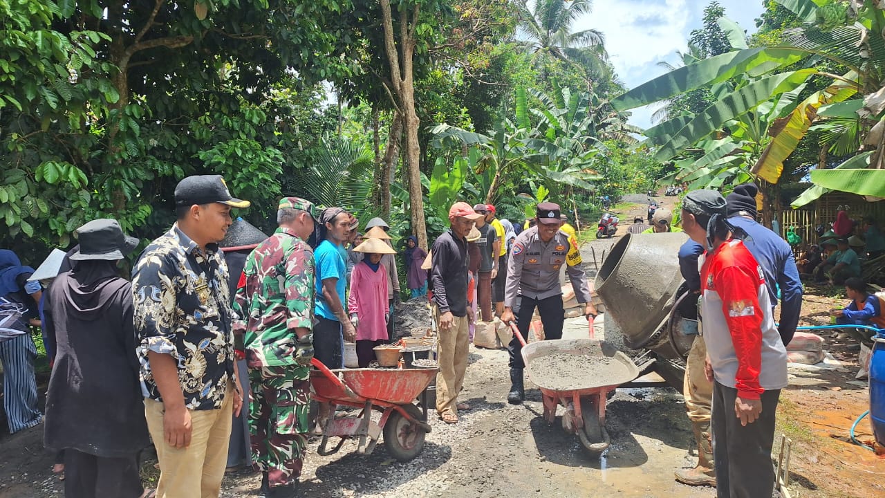 Kawal Bantuan Provinsi, Bhabinkamtibmas Sukadana Turun Gotong Royong Cor Jalan Bersama Warga