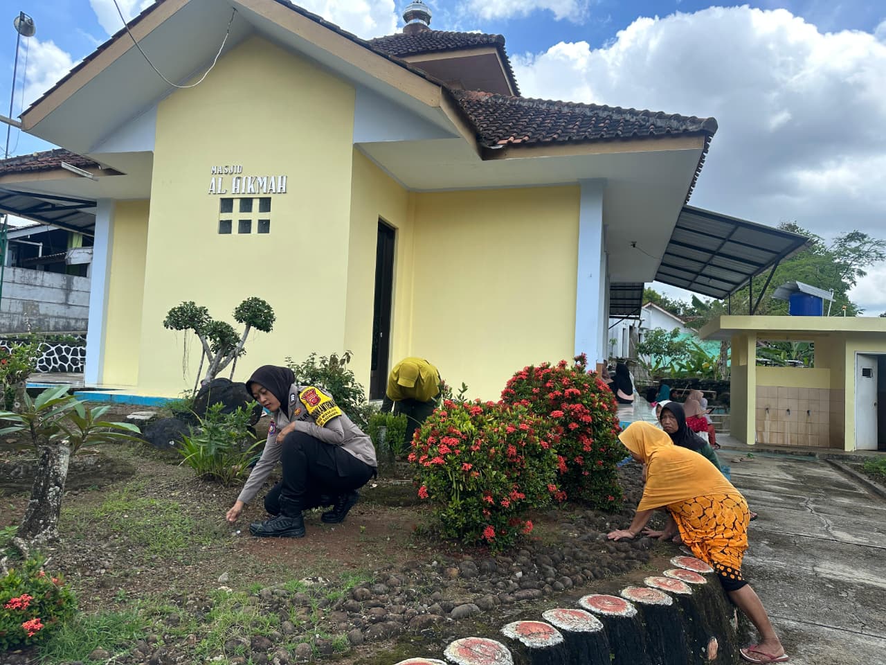 Wujudkan Kebersihan Lingkungan, Bhabinkamtibmas Polres Ciamis Gencarkan Gotong Royong Bersama Warga