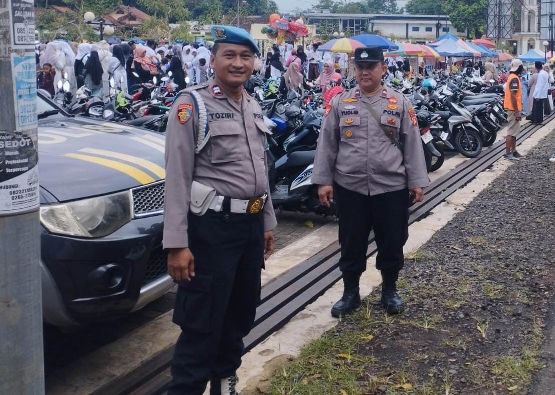 Polsek Sukadana Polres Ciamis Bersiaga Gatur Lalin di Momen Pengajian Rutin Bulanan