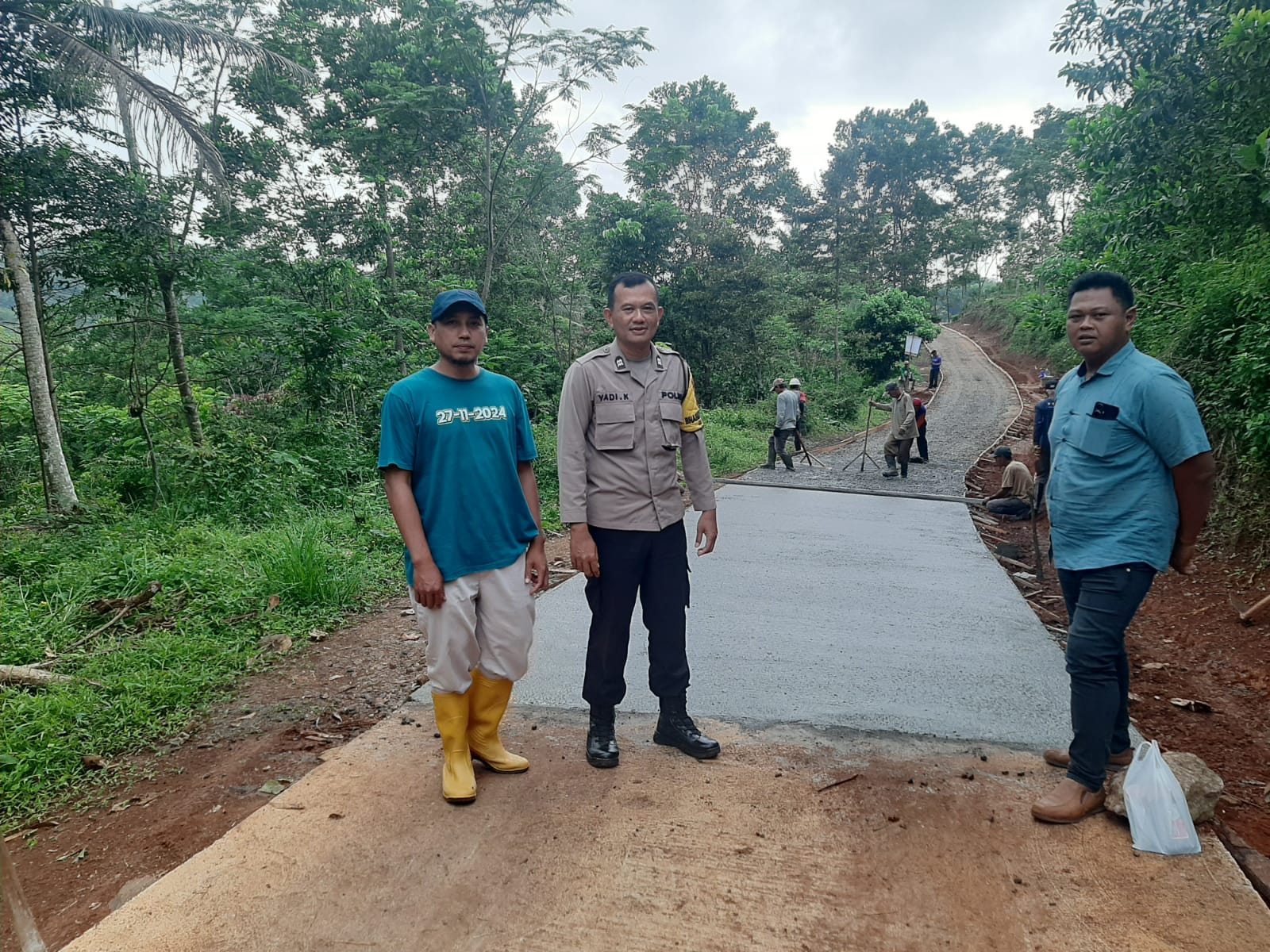 Humanis, Polsek Sukadana Polres Ciamis Monitoring Pengecoran Jalan Poros Desa Margaharja