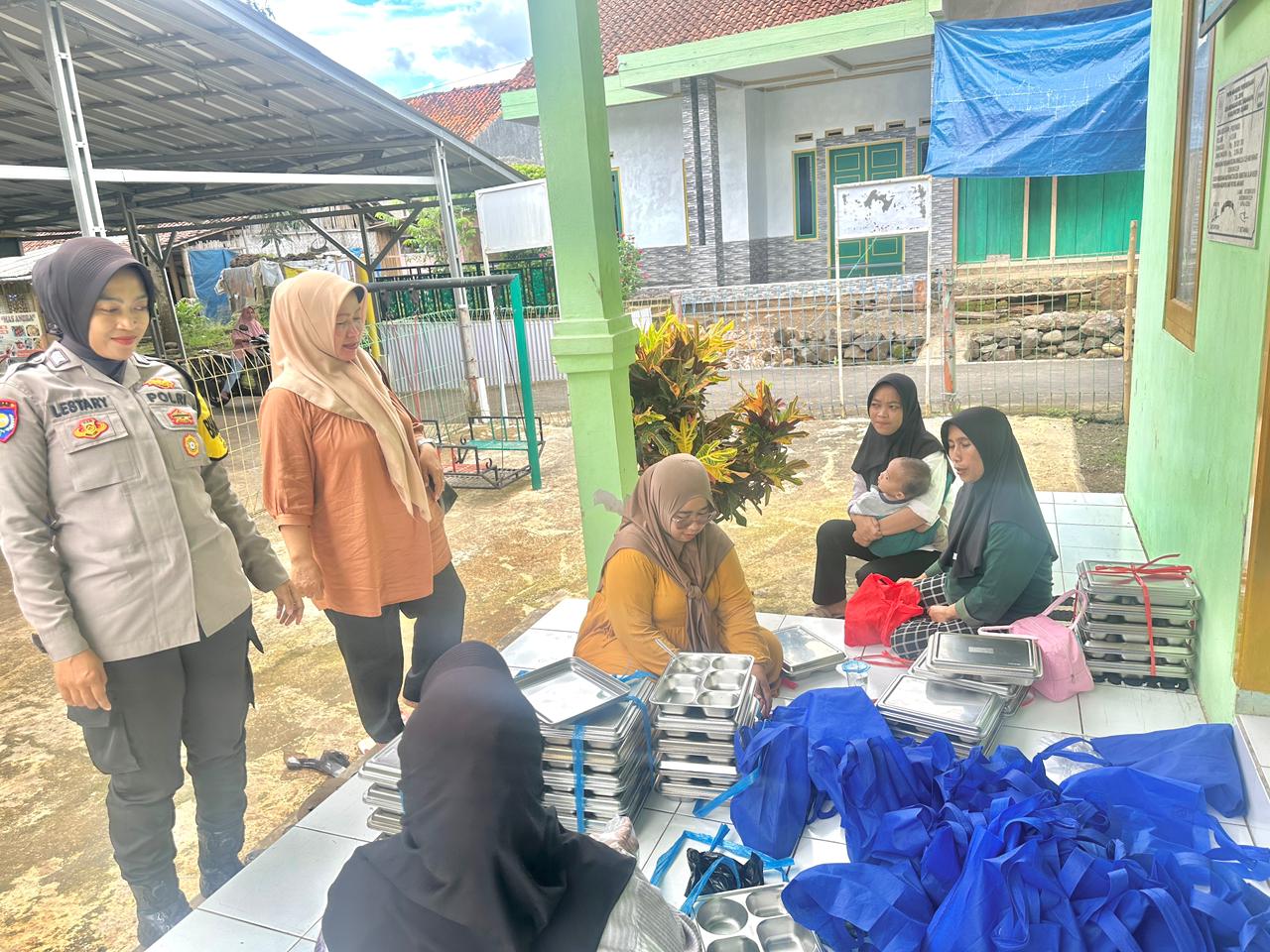 Polsek Ciamis Kawal Penyaluran Makanan Bergizi Gratis untuk Dukung Kesehatan Masyarakat Desa Mekarjadi