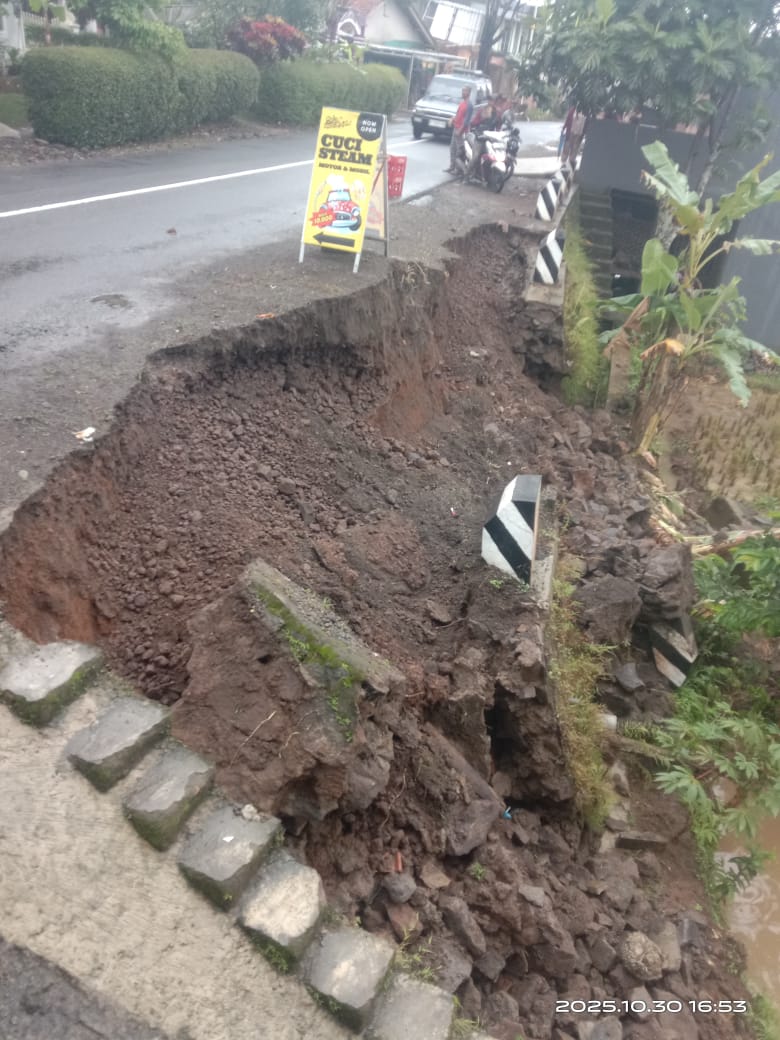 Polsek Panjalu Tanggap Cepat Tangani Bencana Longsor di Desa Sandingtaman