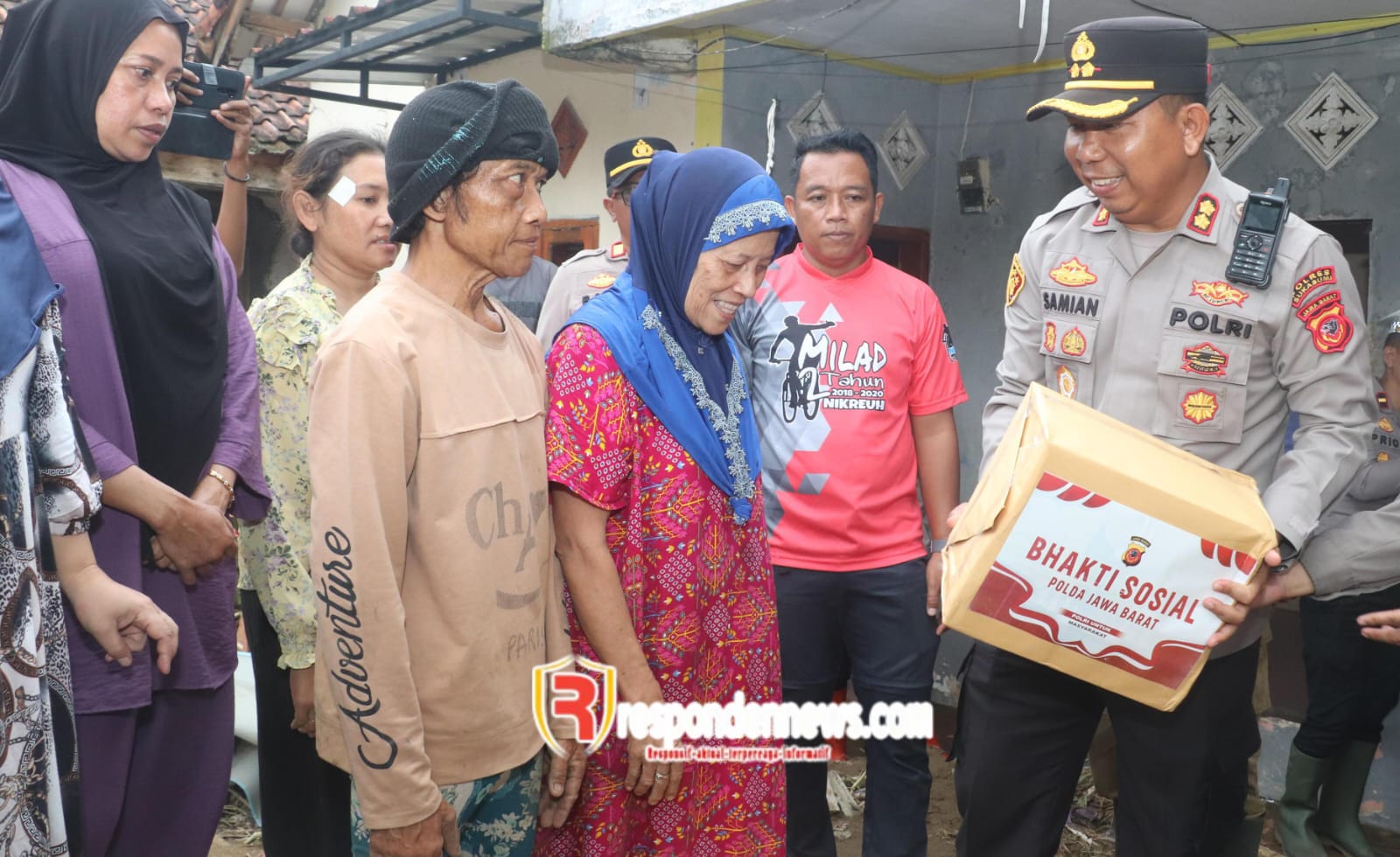 Polres Sukabumi Gelar Bakti Sosial untuk Korban Bencana Alam di Desa Sukawayana dan Desa Cisolok