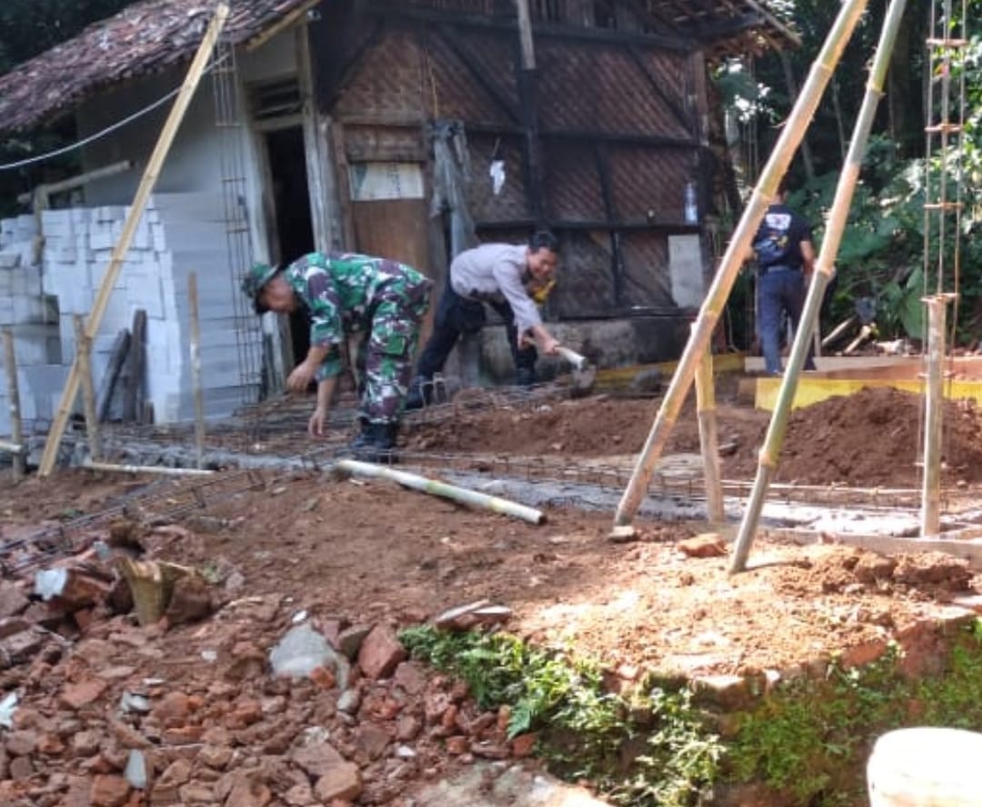 Sinergi TNI-Polri di Lakbok Wujudkan Kepedulian Sosial Lewat TMMD di Desa Sukamulya