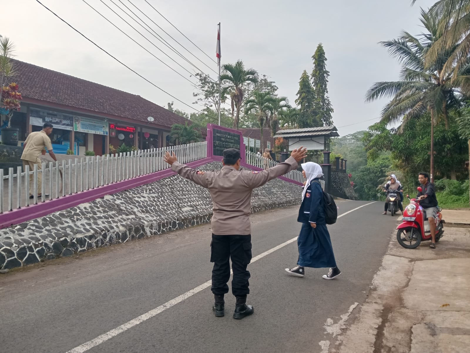 Polsek Sukadana Wujudkan Pelayanan Prima Melalui Kegiatan Strong Point Pagi Demi Keselamatan Pelajar dan Kelancaran Lalu Lintas