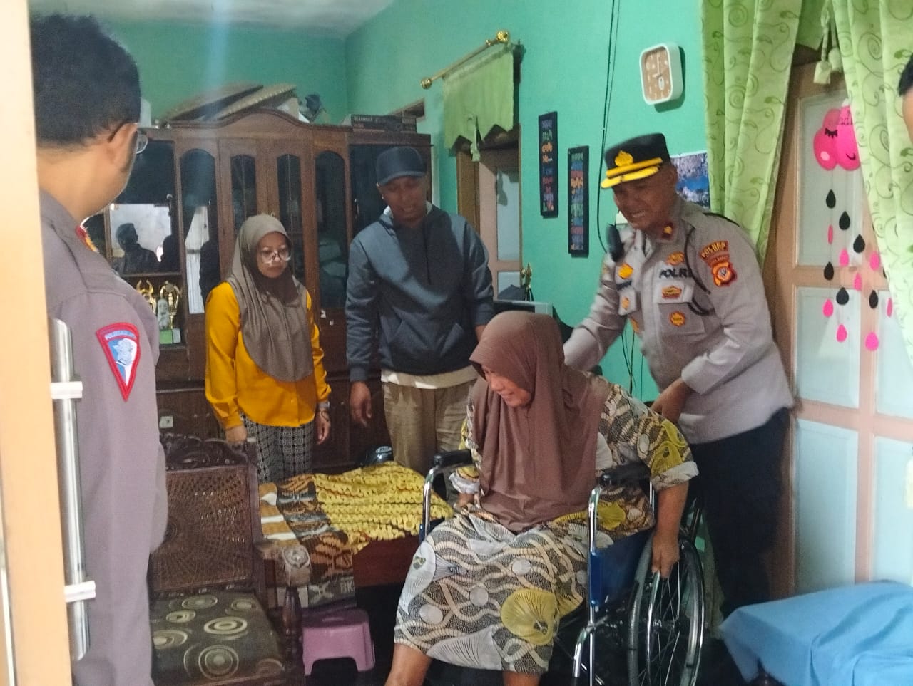 Jalin Tali Asih, Polsek Cikoneng Salurkan Bantuan Kursi Roda untuk Keluarga Purnawirawan