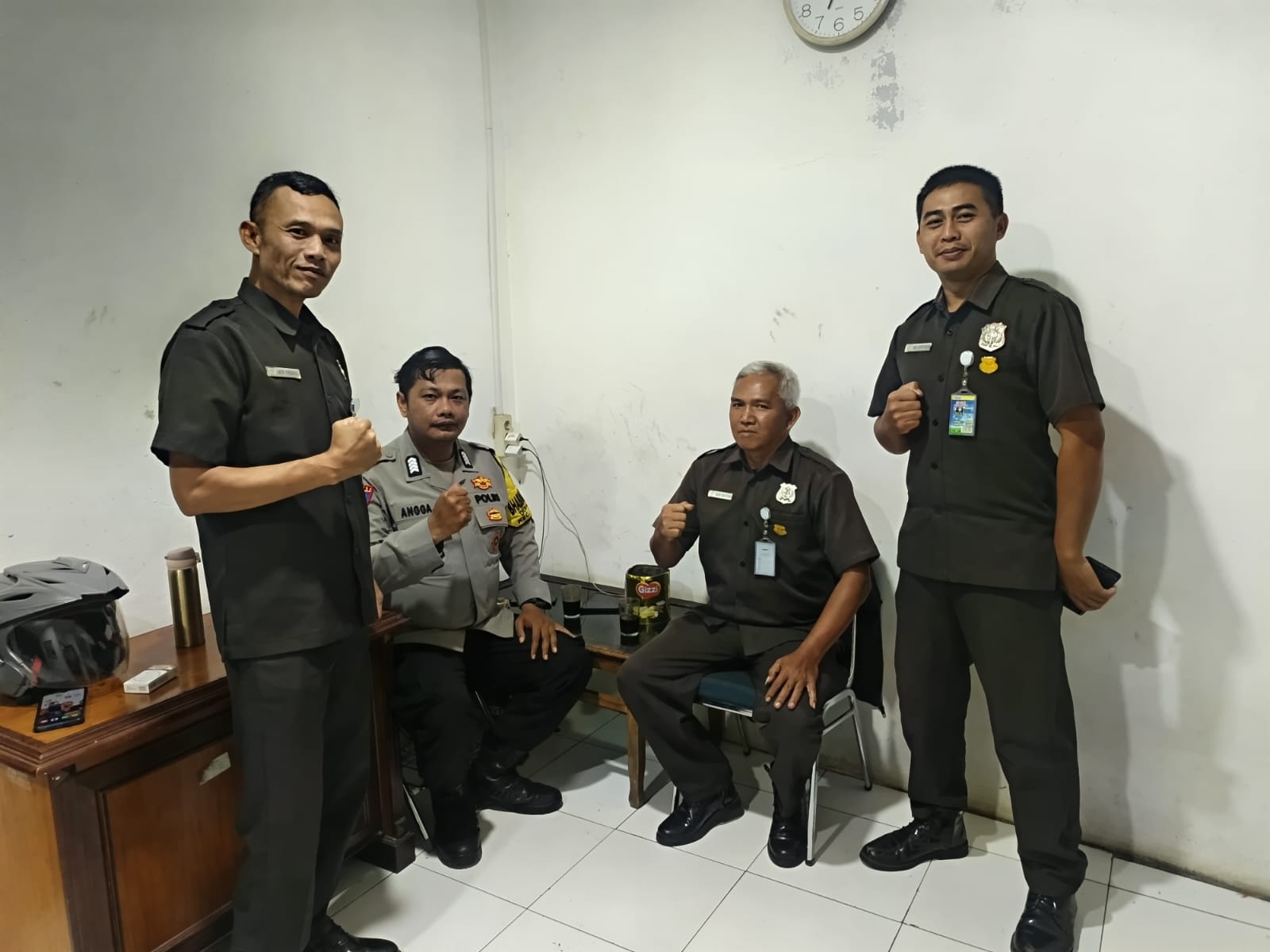 Bhabinkamtibmas Polsek Cisarua Polres Bogor Kontrol Pos Kamling dan Sampaikan Pesan Kamtibmas