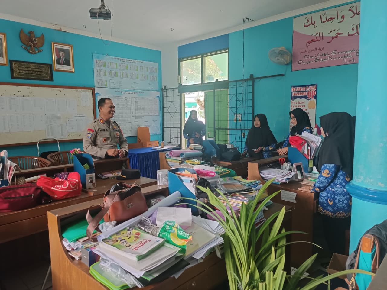 Perkuat Sinergitas dengan Dunia Pendidikan, Polsek Cikoneng Laksanakan Kegiatan Binpolmas dan Silaturahmi di SMPN 1 Cikoneng