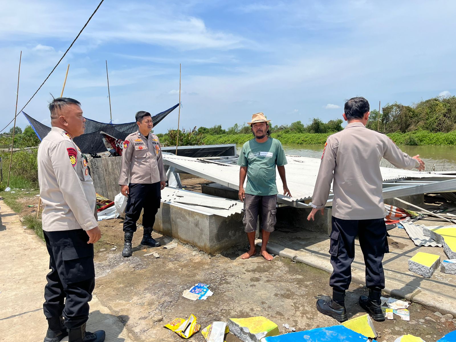 Pasca Hujan dan Angin Kencang, Kapolres Karawang Ingatkan Warga: “Tetap Waspada, Utamakan Keselamatan!”