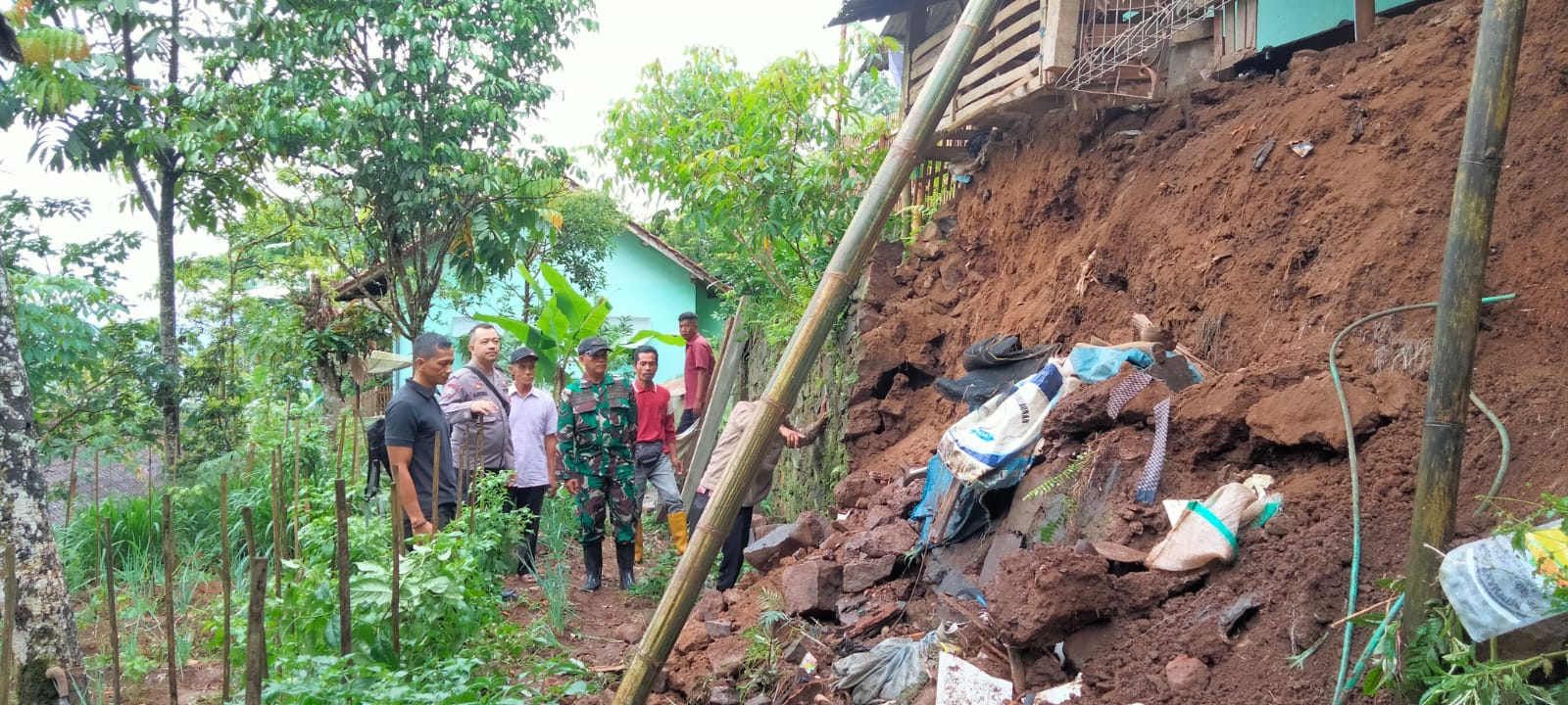 Polsek Cihaurbeuti Sigap Tangani Bencana Longsor di Desa Pasirtamiang, Pastikan Keamanan Warga Terjamin