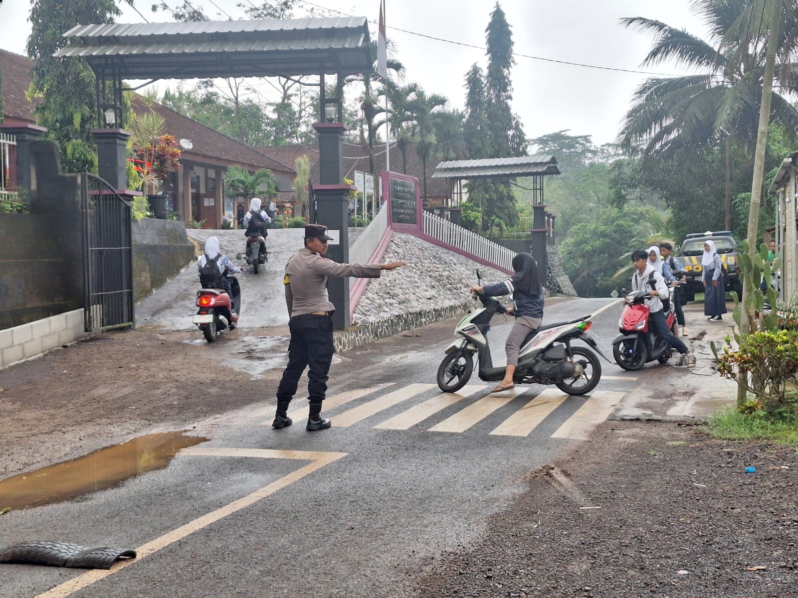 Pelayanan Masyarakat, Polsek Sukadana Polres Ciamis Bantu Anak Menyebrang di Area Sekolah