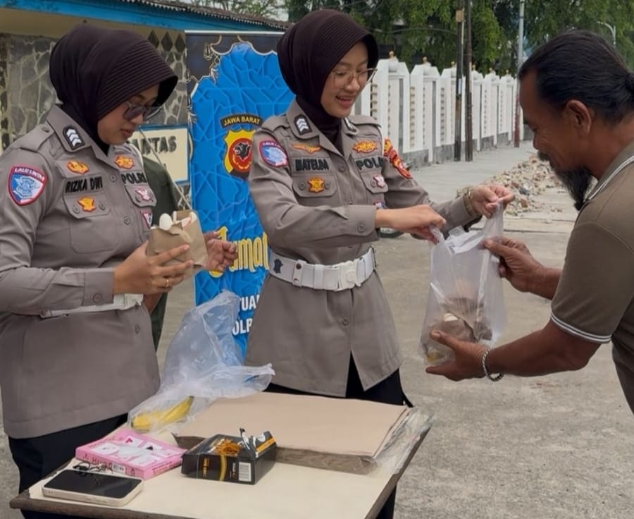 Polwan Polres Karawang Bersama Bhayangkari Gelar Jumat Berkah, Bagikan Makanan Kepada Masyarakat