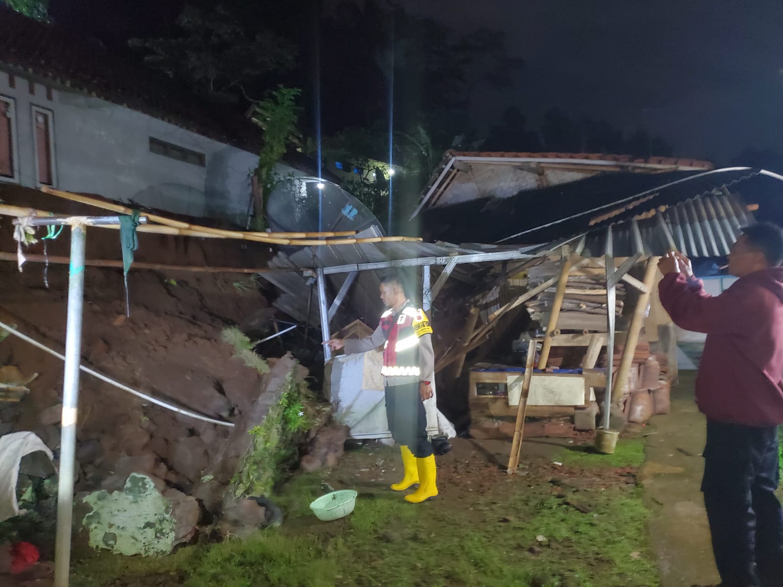 Polsek Panjalu Polres Ciamis Datangi TKP Bencana Tanah Longsor di Wilayah Sandingtaman