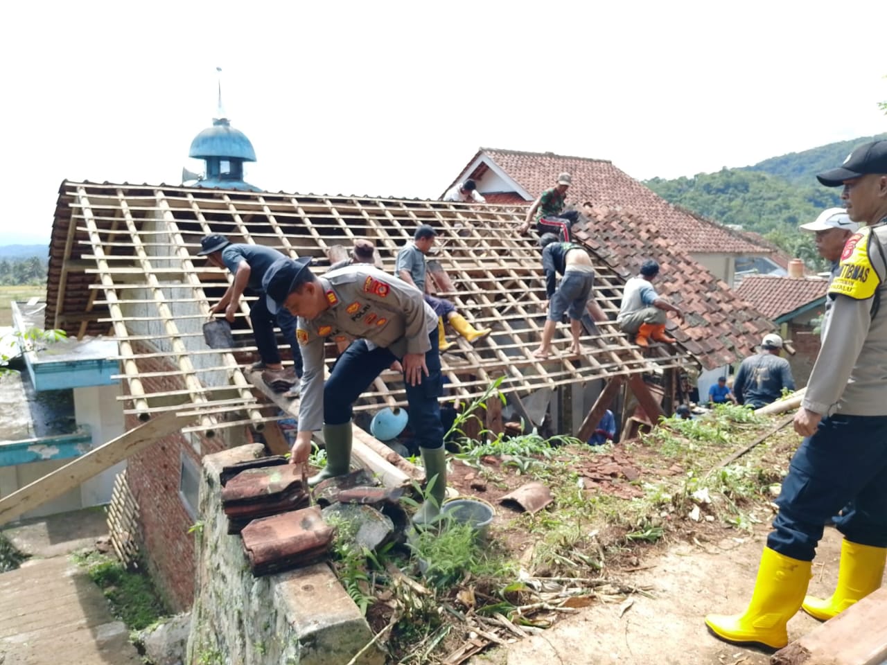 Polres Ciamis Bersama Warga Laksanakan Gotong Royong Bersihkan Material Longsor di Panjalu, Wujud Kepedulian Polisi terhadap Masyarakat
