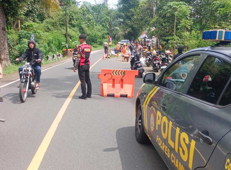Polres Ciamis Gerak Cepat Tangani Longsor di Jembatan Cikaleho, Wujudkan Respons Cepat dan Kepedulian terhadap Keselamatan Masyarakat