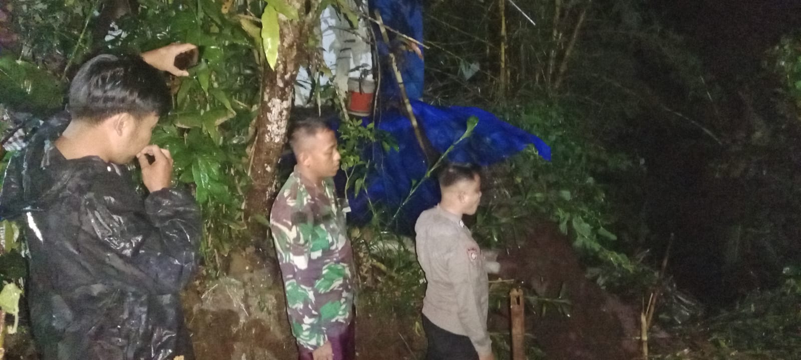 Polisi Tinjau Lokasi Tanah Longsor di Desa Cisadap, Pastikan Kondisi Warga Aman