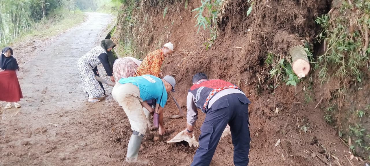 Polsek Cihaurbeuti dan Warga Gotong Royong Tangani Longsor di Dusun Buniasih Landeuh