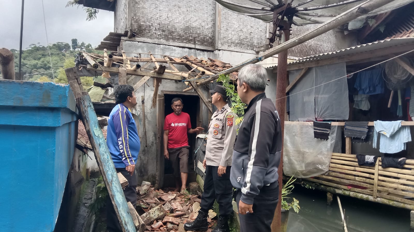 Polsek Cihaurbeuti Gerak Cepat Tangani Rumah Warga Ambruk Akibat Hujan Deras Disertai Angin