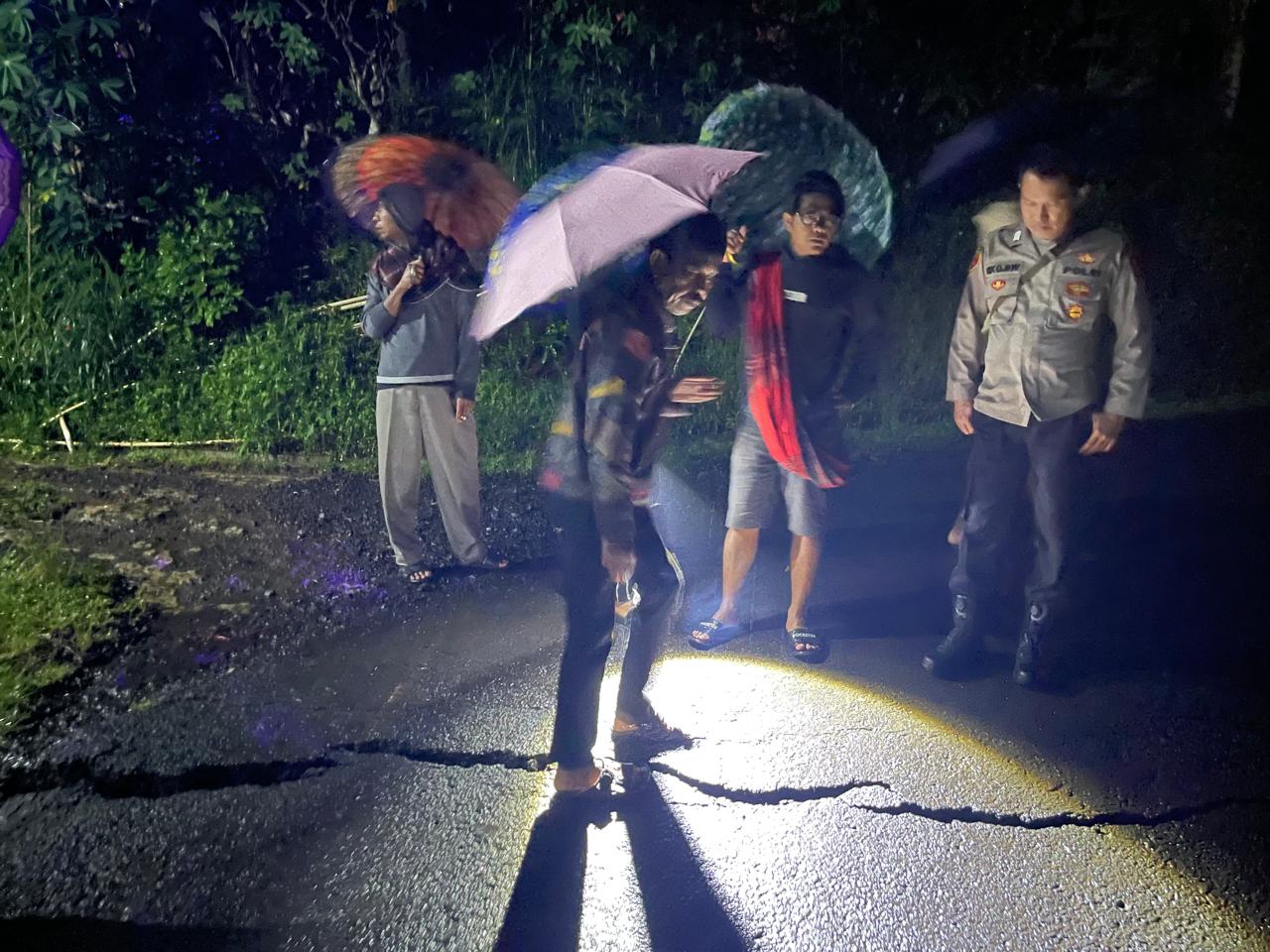 Kesiapsiagaan Bencana, Polsek Panumbangan Polres Ciamis Datangi TKP Pergeseran Tanah