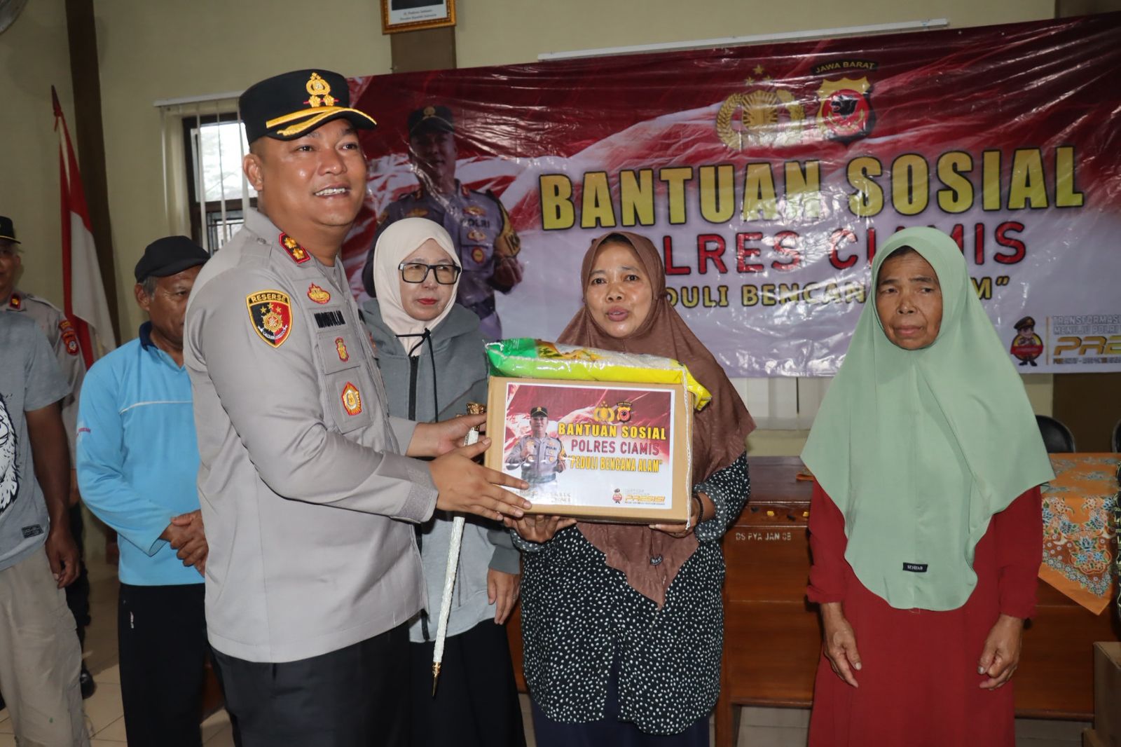 Polres Ciamis Salurkan Bantuan Sosial untuk Warga Terdampak Pergeseran Tanah, Kapolres Tekankan Pentingnya Kehadiran Negara
