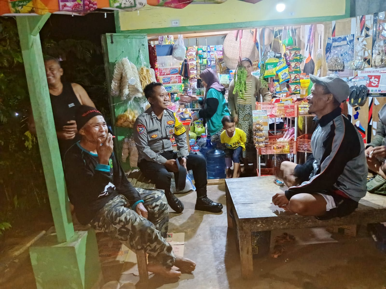 Bhabinkamtibmas Desa Sukadana Gencarkan Sambang Malam, Kapolres Ciamis Tekankan Pentingnya Sinergi Warga Jaga Kamtibmas