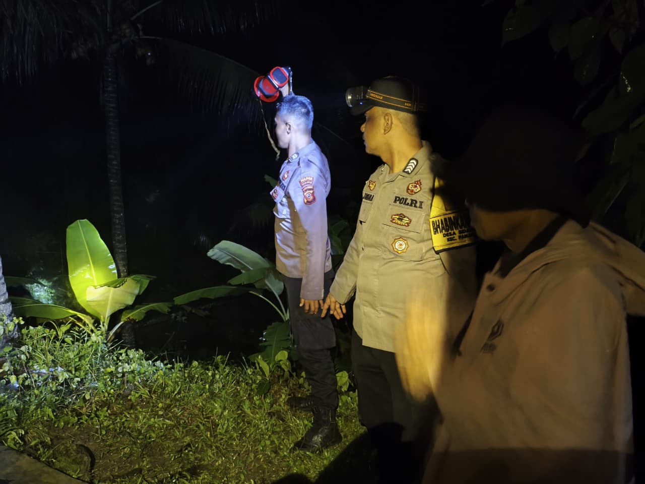 Polsek Pamarican Sigap Tangani Longsor di Dusun Sukasari, Kapolres Ciamis Instruksikan Pengawasan Ketat dan Evakuasi Warga