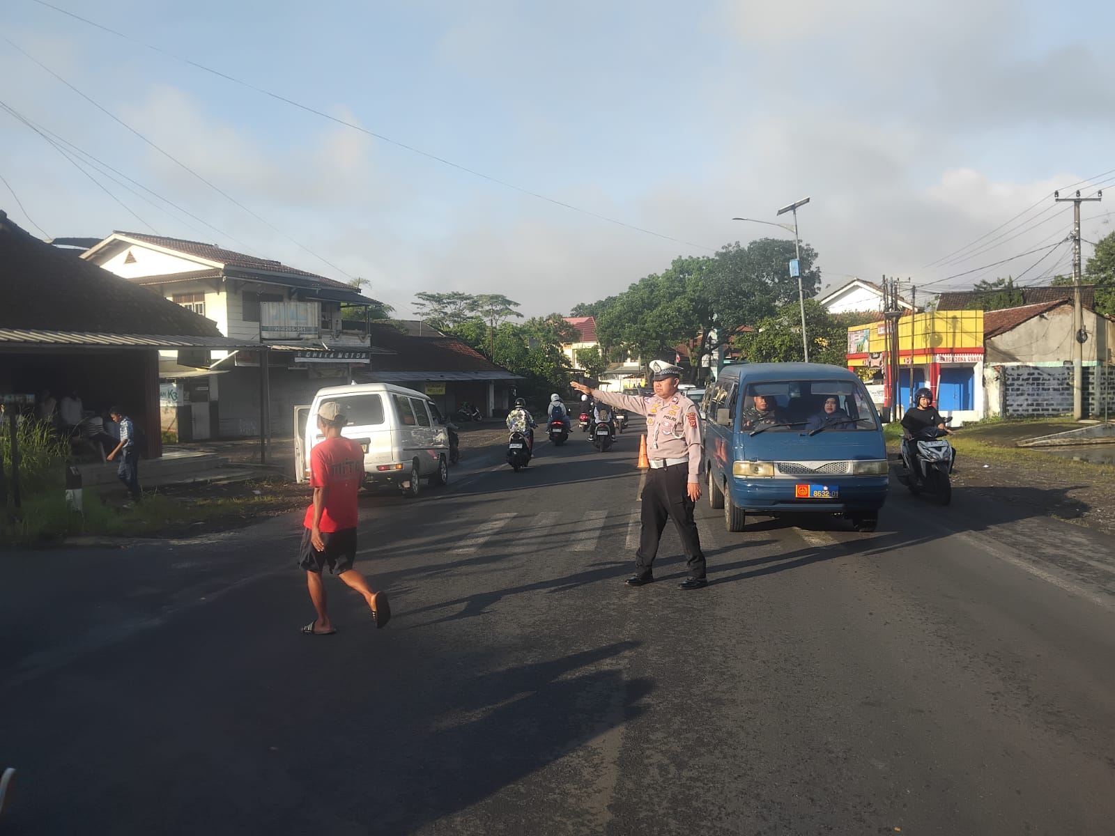 Pelayanan Masyarakat, Anggota Polsek Cikoneng Turun ke Jalan Bantu Orang Menyebrang dan Gatur