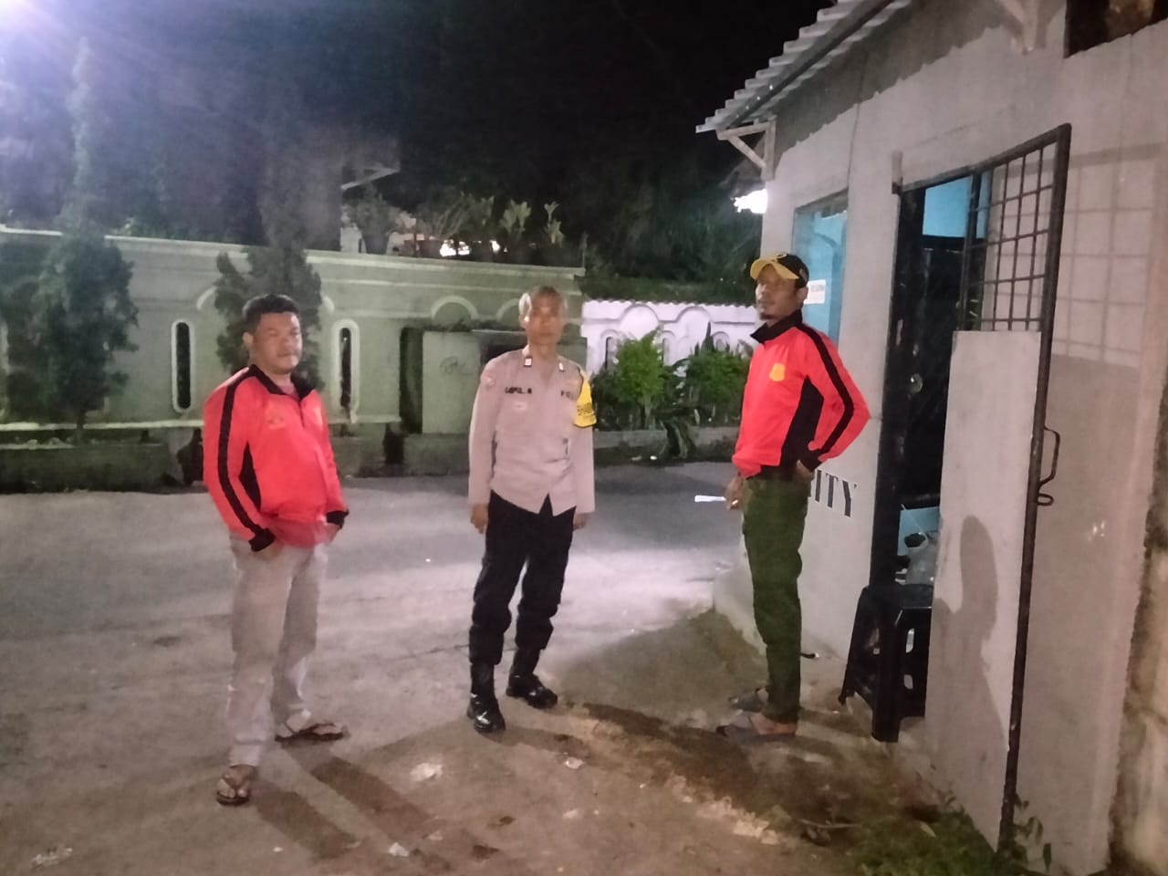 Bhabinkamtibmas Polsek Cisarua Polres Bogor Cek Pos Keamanan dan Sampaikan Pesan Kamtibmas kepada Warga