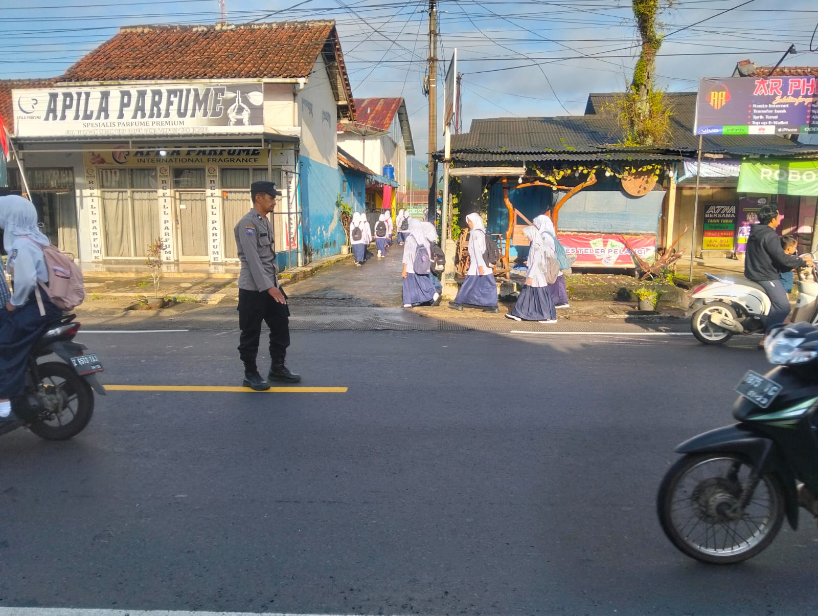 Pelayanan Masyarakat, Polsek Cipaku Polres Ciamis Siaga di Jalan Padat Saat Jam Sekolah