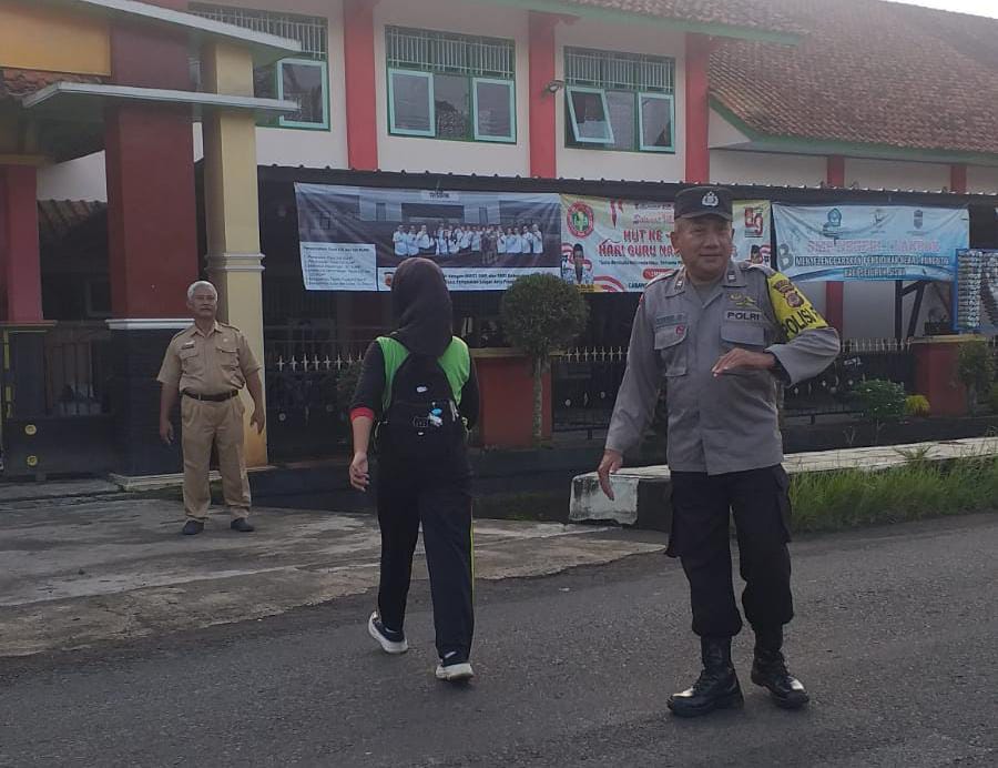 Polsek Ciamis Polres Ciamis Datangi TKP Tanah Longsor Tutupi Bahu Jalan Desa Cisadap