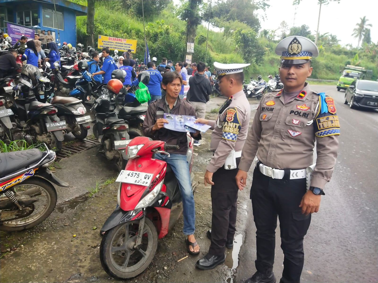 Unit Kamsel Satlantas Polres Sukabumi Bagikan Brosur Ops Zebra Lodaya 2025 Lewat Program “Polantas Menyapa”