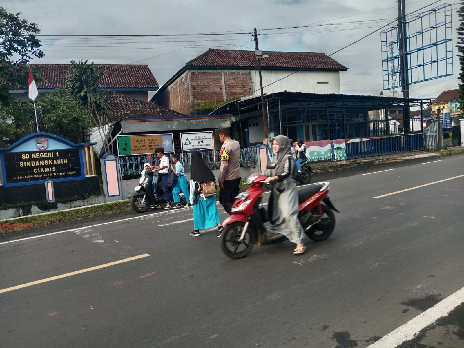Pelayanan Masyarakat, Anggota Polsek Cikoneng Turun ke Jalan Bantu Orang Menyebrang dan Gatur