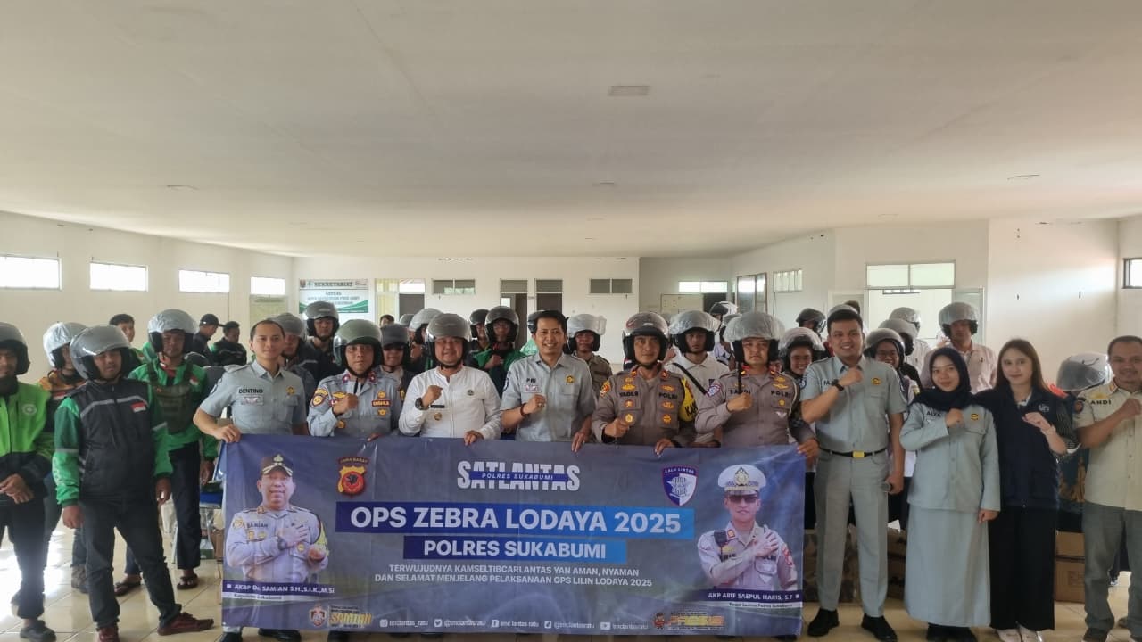 Satlantas Polres Sukabumi Gandeng Jasa Raharja Cabang Sukabumi Berikan Helm Bentuk Dukungan Keselamatan Operasi Zebra Lodaya 2025