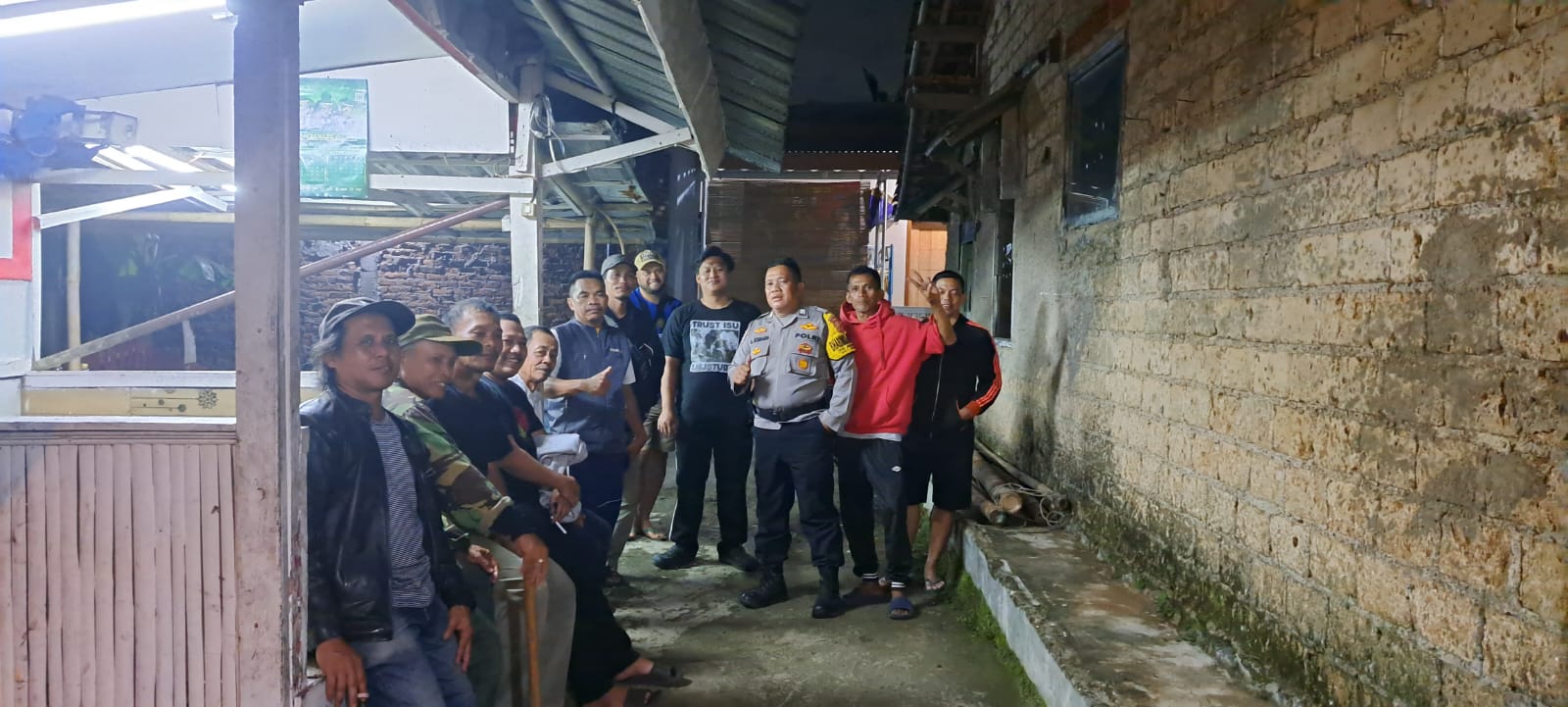 Bhabinkamtibmas Polsek Ciampea Lakukan Kontrol Perugas Ronda MAlam Untuk Sampaikan Pesan Kamtibmas