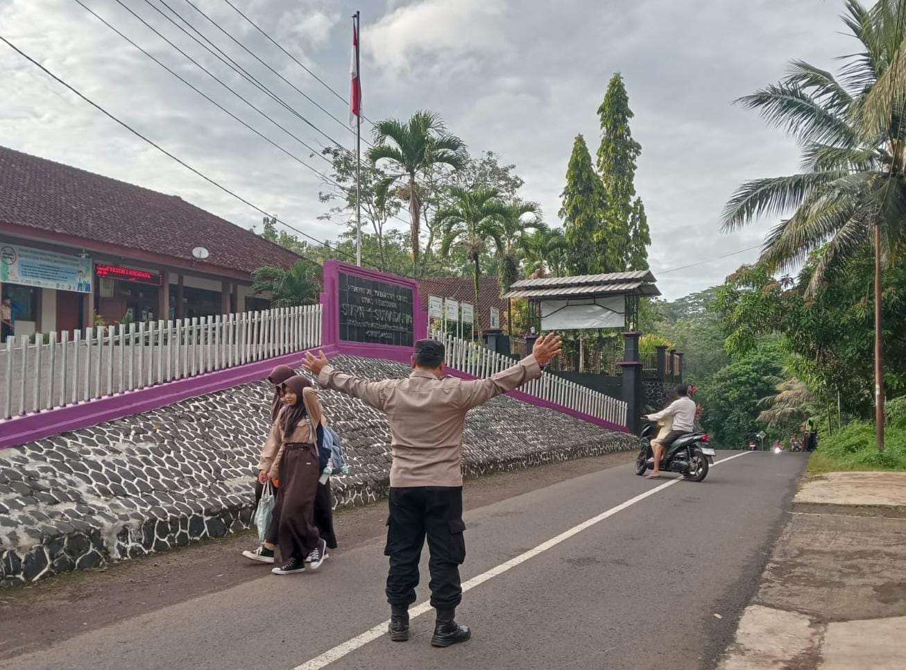 Polsek Sukadana Perkuat Pengamanan Pagi Melalui Strong Point, Wujud Pelayanan Kepolisian untuk Kelancaran Lalu Lintas dan Keamanan Pelajar