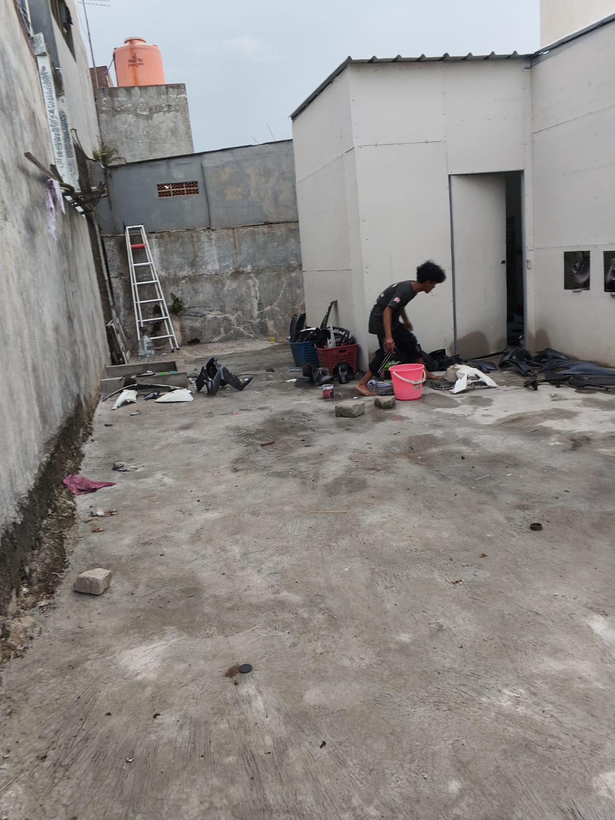 Bengkel Cat Motor di Villa Mutiara Gading 3, Bekasi, Menuai Keluhan Warga