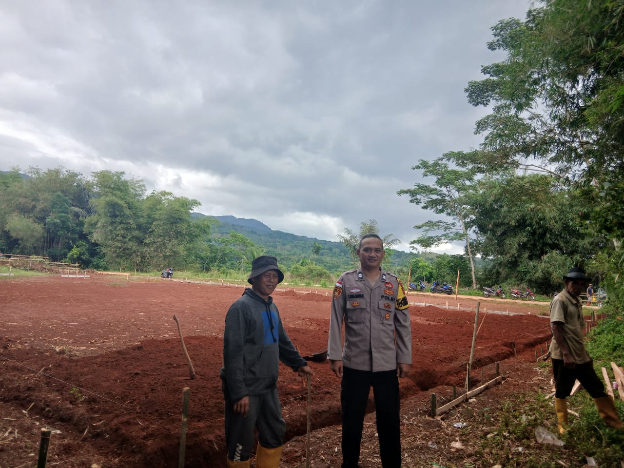 Polsek Cikoneng Awasi Pembangunan Gedung Koperasi Merah Putih di Desa Sukaresik