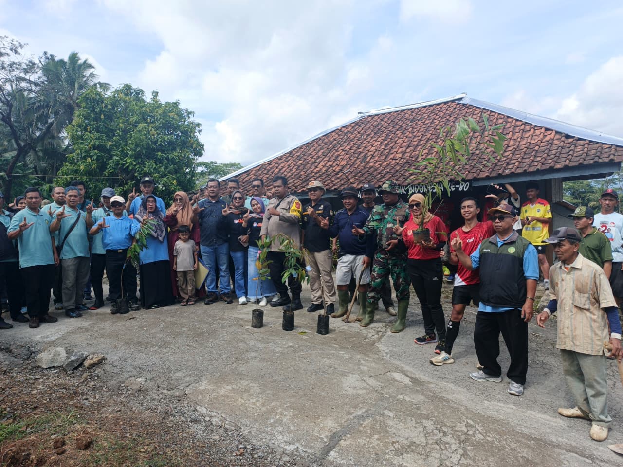 Jaga Keasrian Alam, Polsek Rajadesa Ikut Gerakan Menanam Pohon di Desa Sukajaya