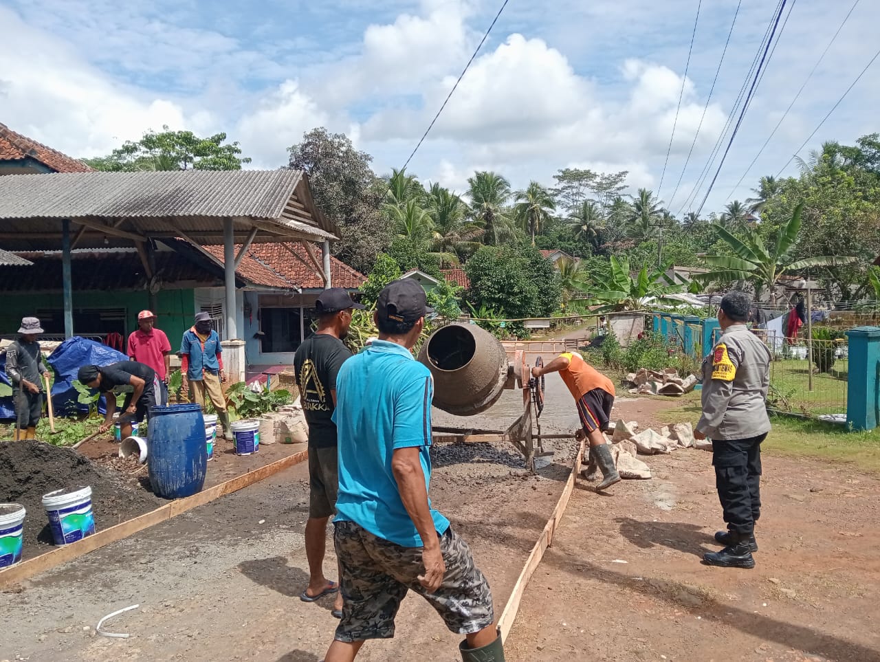 Humanis, Polsek Sukadana Polres Ciamis Monitoring Pengecoran Jalan Desa Dusun Ciparay