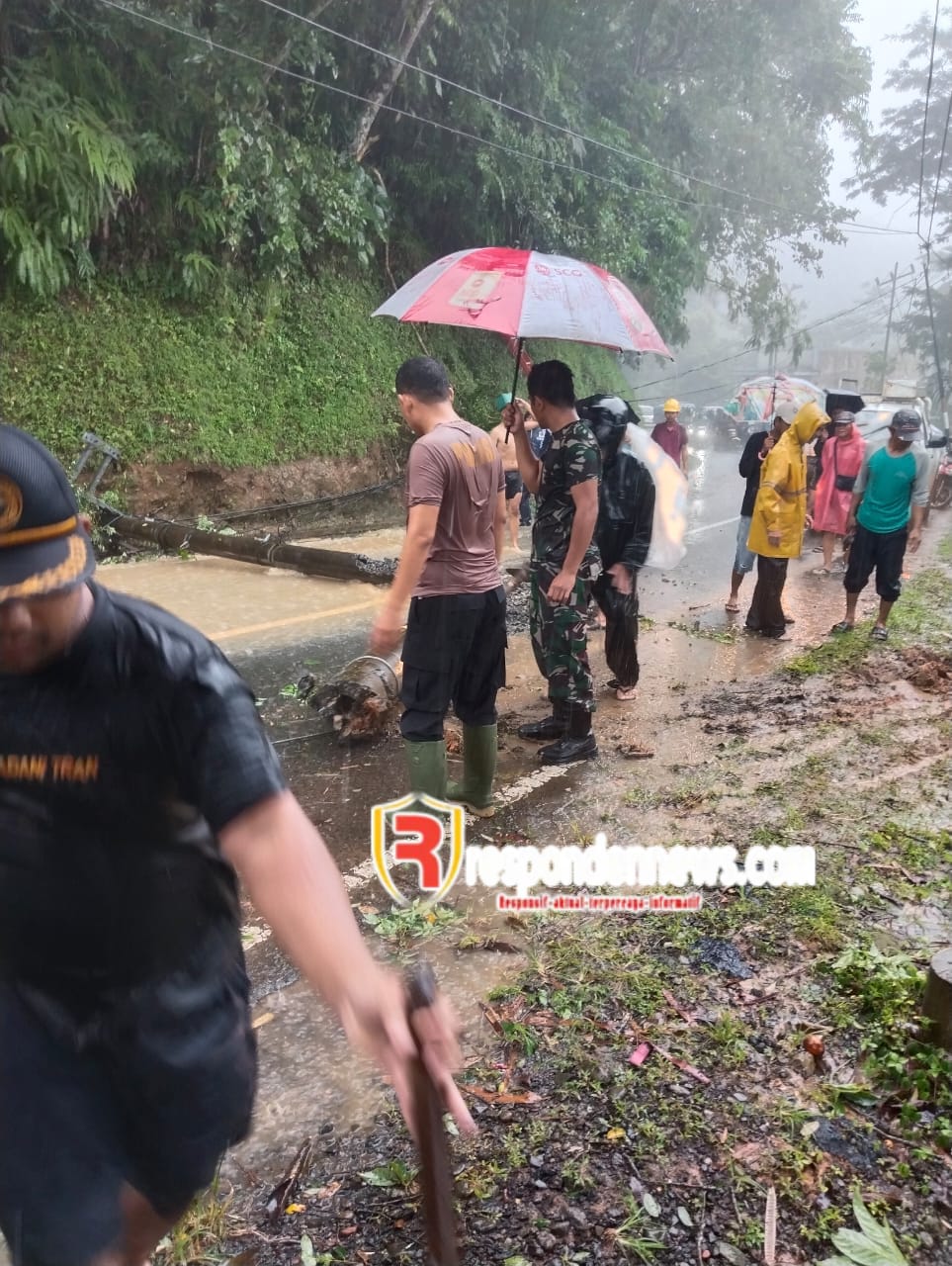 Polisi Evakuasi Tanah Longsor dan Tiang Listrik Tumbang di Jalan Raya Garut– Cisompet
