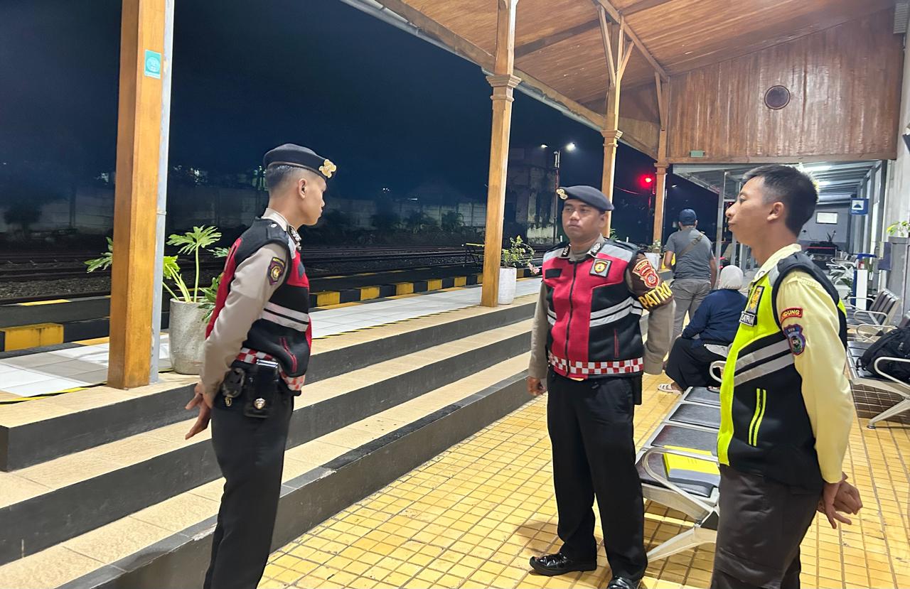 Sat Samapta Polres Ciamis Gelar Patroli Dialogis di Area Stasiun KAI, Kapolres Tegaskan Komitmen Hadirkan Rasa Aman bagi Masyarakat