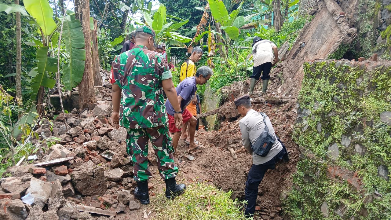 Dihantam Hujan Tak Henti, Polsek Cijeungjing Polres Ciamis Datangi Rumah Ambruk di Desa Pamalayan