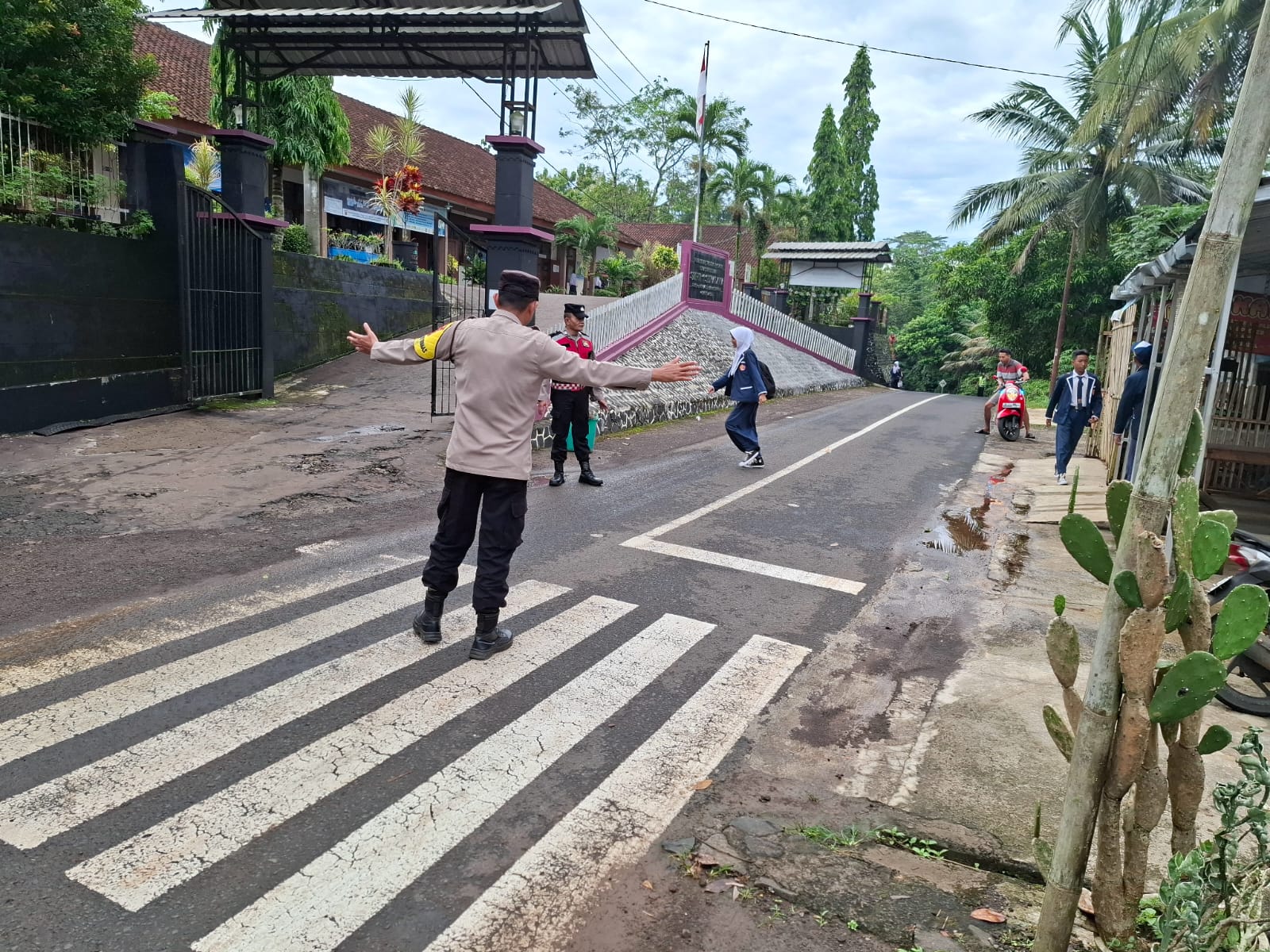 Pelayanan Masyarakat, Polsek Sukadana Polres Ciamis Bantu Anak Menyebrang di Area Sekolah