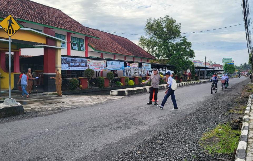 Pengaturan Lalu Lintas Pagi, Cara Polsek Lakbok Polres Ciamis Beri Pelayanan Prima ke Masyarakat