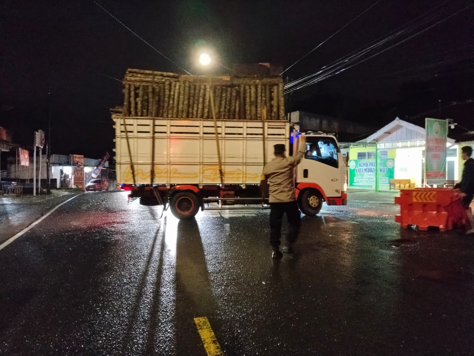 Polsek Kawali Lakukan Pengalihan Arus Pasca Longsor di Cipaku, Bentuk Respon Cepat untuk Keselamatan Masyarakat