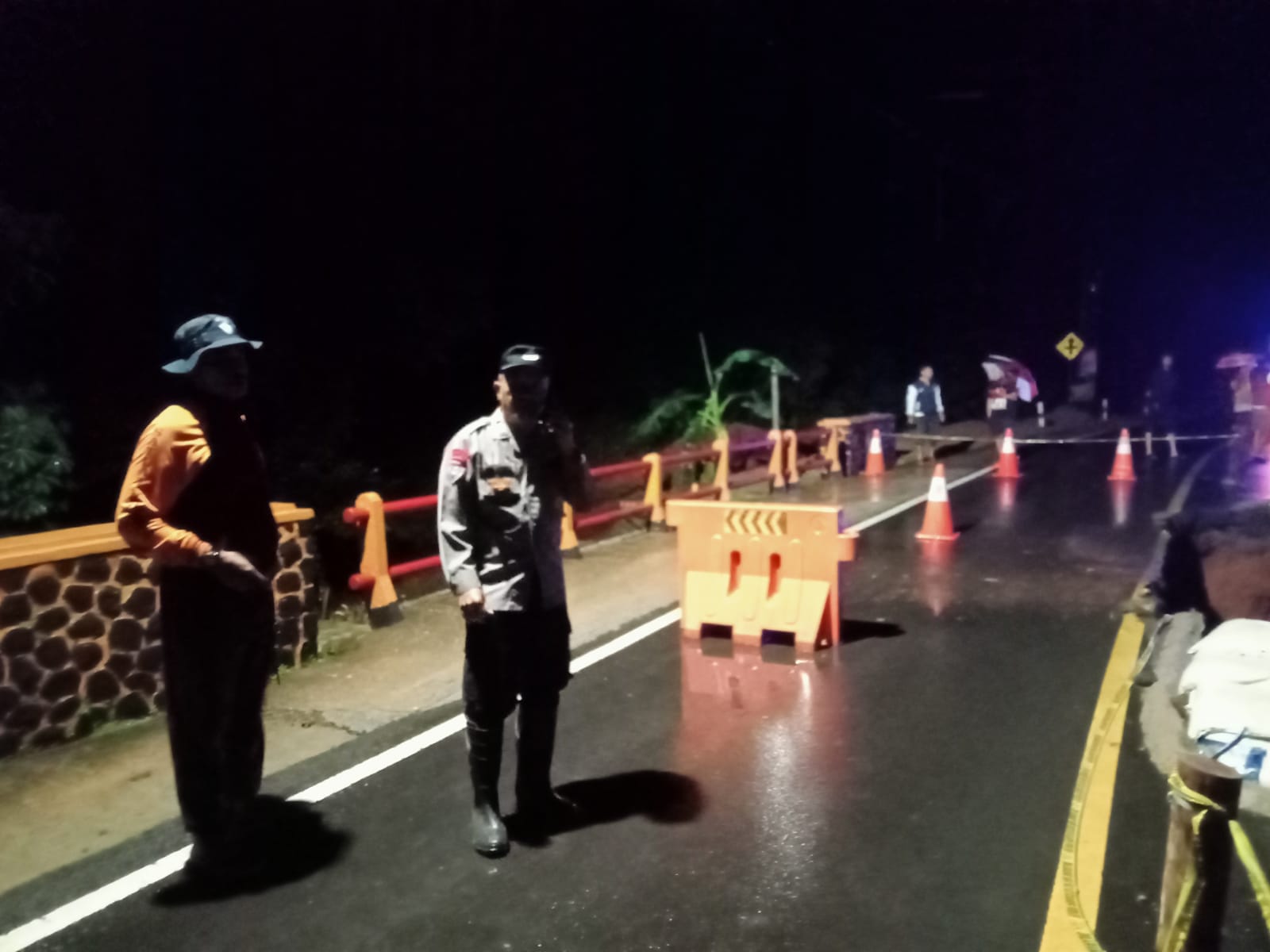 Polsek Cipaku Sigap Tangani Longsor Jembatan Cikaleho, Warga Apresiasi Respon Cepat Kepolisian di Lapangan